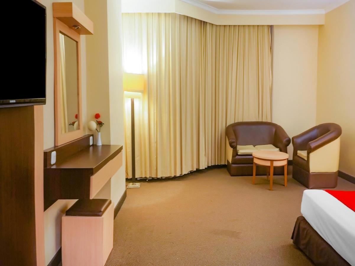 Oyo 3967 Hotel Pantai Wisata マカッサル エクステリア 写真